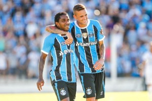 Bolaños e Luan: dupla comemora primeiro gol diante do VEC e classificação encaminhada Foto: Lucas Uebel/Grêmio 