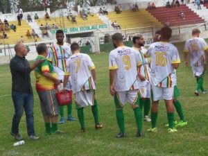 Luciano Correa trocou jogadores de posição no intervalo