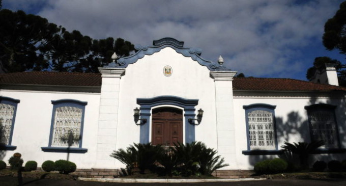 Deputado propõe venda de casa de férias do governador na Serra e outros imóveis de lazer