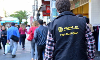 Fiscais coíbem ambulantes irregulares no Calçadão