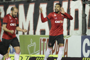 Wagner comemora seu primeiro gol com a camisa do Brasil: vitória faz xavante avançar na tabela de classificação Foto: Carlos Insaurriaga/Assessoria GEB  