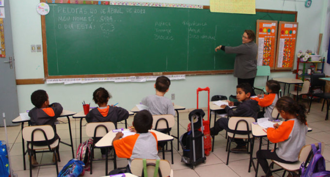 ESCOLAS MUNICIPAIS  : Novas vagas para professores e contratação de Educadores Sociais