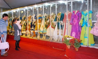Shopping Pelotas recebe exposição com trajes da corte da Fenadoce