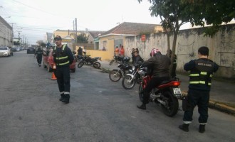 STT fiscaliza 125 motociclistas em blitz  no Centro
