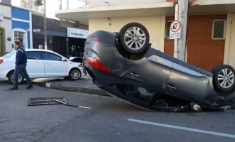 CRUZAMENTO PERIGOSO : Acidente causa capotagem no Centro