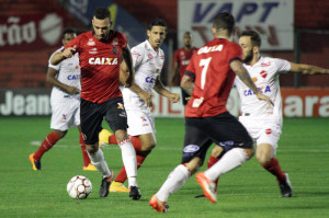 João Afonso (com a bola) está liberado para voltar ao time sábado Foto: Carlos Insaurriaga/Assessoria GEB 