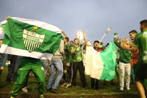 Torcida do Avenida comemora com jogadores: acesso merecido Foto: Bruno Pedry/Portal GAZ 