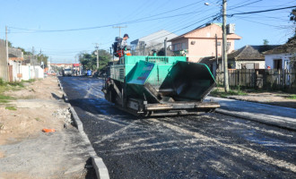 Começa o asfaltamento da Rafael Pinto Bandeira