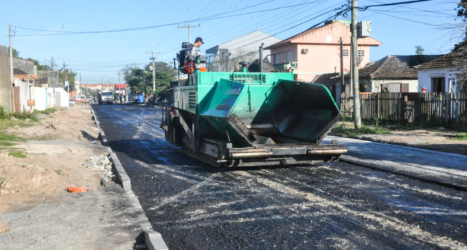 Começa o asfaltamento da Rafael Pinto Bandeira