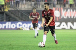 Itaqui se firmou no meio-campo do Brasil: peça importante para somar pontos diante do Paraná Foto: Assessoria GEB 