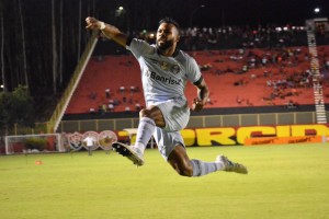 Fernandinho faz gol de falta e comemora no Barradão: vitória justa