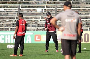 Clemer comanda primeiro treino de uma semana cheia