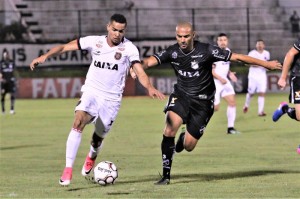 Juninho disputa lance com Filipe: Brasil tem mais uma atuação apática, sem força, fora de casa Foto: Jonathan Silva/Assessoria GEB 