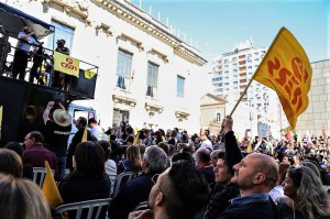 Mais de 3 mil educadores lotaram a Praça da Matriz, em Porto Alegre