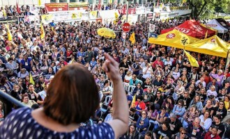 Em frente ao Palácio Piratini, educadores decretam greve até sexta-feira