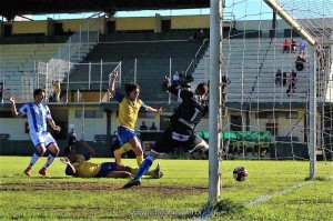Nicolas marca gol do Pelotas na primeira parte do jogo em Gravataí