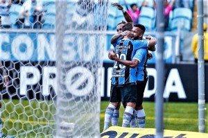 Fernandinho, Arthur e Everton comemoram segundo gol: vitória tranquila contra o Atlético/MG Foto: Divulgação 