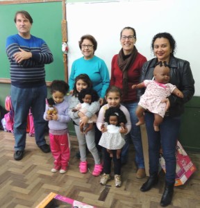 Diretor Arthur Katrein, professoras Marta Inchauspe e Maria Raquel entregaram as bonecas