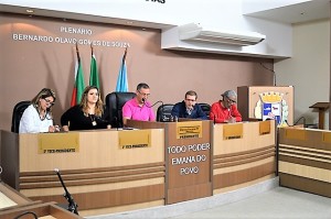REITOR Pedro Hallal foi questionado no Legislativo