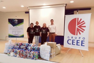 REPRESENTANTES do “Vira Tampa Solidária”, com o Gerente da CEEE de Pelotas, Alexandre Madruga de Ávila, fazendo a entrega de um lote da arrecadação do “Tampinha Amiga” da CEEE.