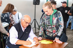 TENISTA paraplégico autografou no Mercado