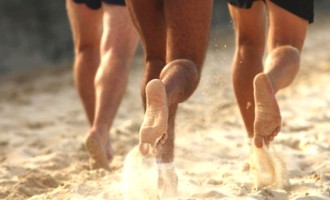 Os benefícios de correr descalço na areia