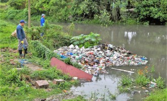 Descarte irregular de lixo dificulta escoamento da água da chuva