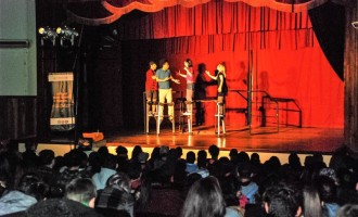 VIDA URGENTE : Estudantes lotam peça teatral
