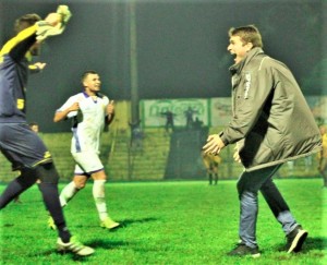 Técnico Thiago Gomes comemora o primeiro resultado positivo no comando do Lobo