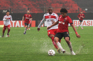 Misael  apareceu na vaga de Juninho, que foi vetado pelo departamento médico.