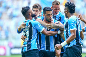 Edilson (centro) abriu o caminho da goleada do Grêmio diante do Sport: mais perto do líder Foto: Lucas Uebel/Grêmio 