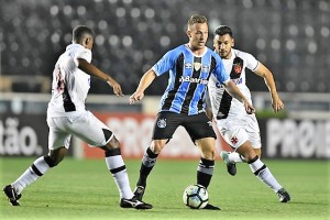 Arthur é cercado por dois marcadores: Grêmio demonstra pouca inspiração e perde no São Januário