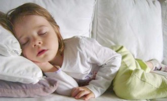 Uso de melatonina para induzir sono em crianças ainda é questionado
