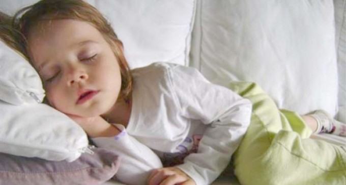 Uso de melatonina para induzir sono em crianças ainda é questionado