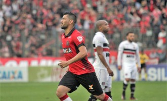 MARLON RECUPERA CONFIANÇA : Depois de três meses fora do time, lateral-esquerdo volta a ser protagonista na equipe do Brasil