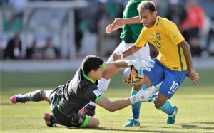 Neymar perde mais uma chance de gol na disputa direta com Carlos Lambe: empate sem gols em La Paz Foto: Pedro Martins/Mowa Press 