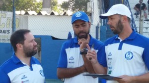 Fabiano Borba (direita), com auxiliares: treinador do Aimoré