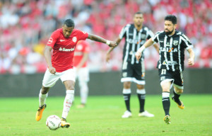 Edenilson tenta o chute a gol na frente de Ricardinho: Inter é surpreendido pelo Ceará no Beira-Rio Foto: Ricardo Duarte/Internacional 