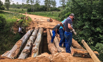 RECONSTRUÇÃO : Pontes destruídas e estradas intransitáveis na zona rural