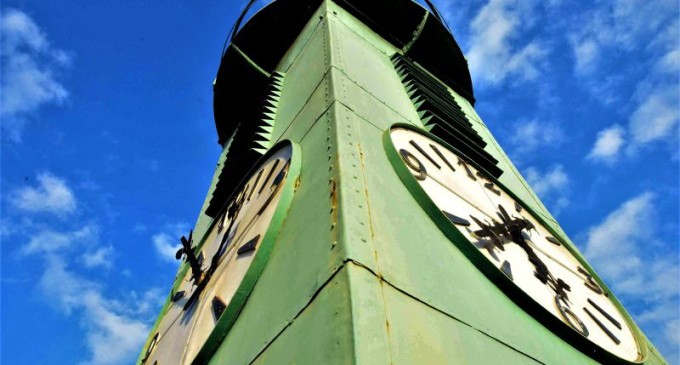 Relógio da torre do Mercado recebe revisão e manutenção