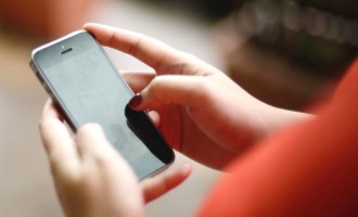 Uso excessivo de celular aumenta número de casos de tendinites e problemas nos ombros