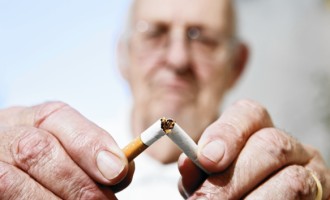 Poucos médicos pedem para paciente com câncer parar de fumar