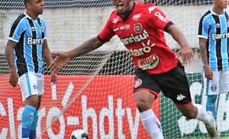 Cleverson na mira do Lobo