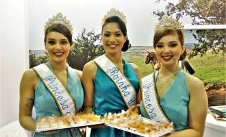 Corte da Fenadoce visitou FESTURIS em Gramado