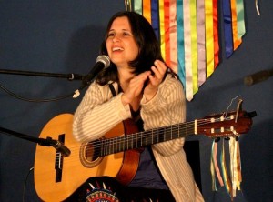 Nádia Campos pesquisa ritmos, canções e tradições