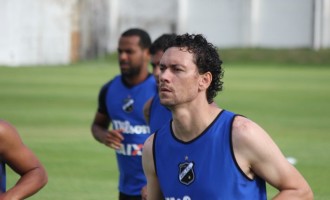 Pelotas não se abala com risco de ver Gustavo Bastos no principal rival