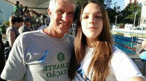 Ana Júlia e Nico: treinador responsável pela evolução da nadadora