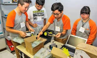 Crianças de escolas municipais trabalham no projeto e montagem de robôs