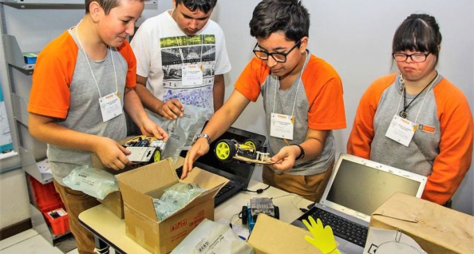 Crianças de escolas municipais trabalham no projeto e montagem de robôs