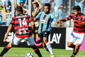 Fernandinho cercado por jogadores do Vitória: empate do Grêmio praticamente decide campeonato